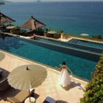 Molly Chiang Instagram - @Amankila in Bali is simply paradise! 🦋🩵🤍 #Amankila #AmanResorts #AmanAdventures #Amanfoodie #AmanWellness #TheSpiritofAman - 還是要有平面美照吧？🥹🤍🩵 對吧🤣 誰是剛剛在廣播區有幫我選封面的？ 你們選的是現在這張嗎😆 通常事先知道出國要去的地點之前 一定要先找到能夠符合當地景點的服裝😂 抵達Amankila 之前研究了這裡整體的建築色系風格 重頭戲的泳池讓我第一時間決定要準備白色洋裝🤭 藍色泳池配上蔚藍海岸跟天空 Amankila 的泳池建築設計主要又以自然色系為主 如淺褐色、米白色和淺灰色等等… 這些色彩跟峇里島的自然環境相融合 營造出一種融洽和諧的氛圍 我自己覺得大家日後有機會來的話 穿白色、米色系都蠻適合在這個泳池拍🤍 至於這個泳池什麼時間點拍光線最對？ 就是大概上午九點到中午前拍為最最佳 光線這個時候都會照到整個泳池 大家來的話可以吃完早餐直接來拍最好看 一張好看的照片光線真的很重要 所以每次到一個地方或飯店的時候 我都會先打開指南針App看方位看光的位置😂 就可以安排好要什麼時間點拍什麼地方了🫶🏾 明天要來分享 @Amankila 很厲害的一個行程😏 敬請期待🫶🏾