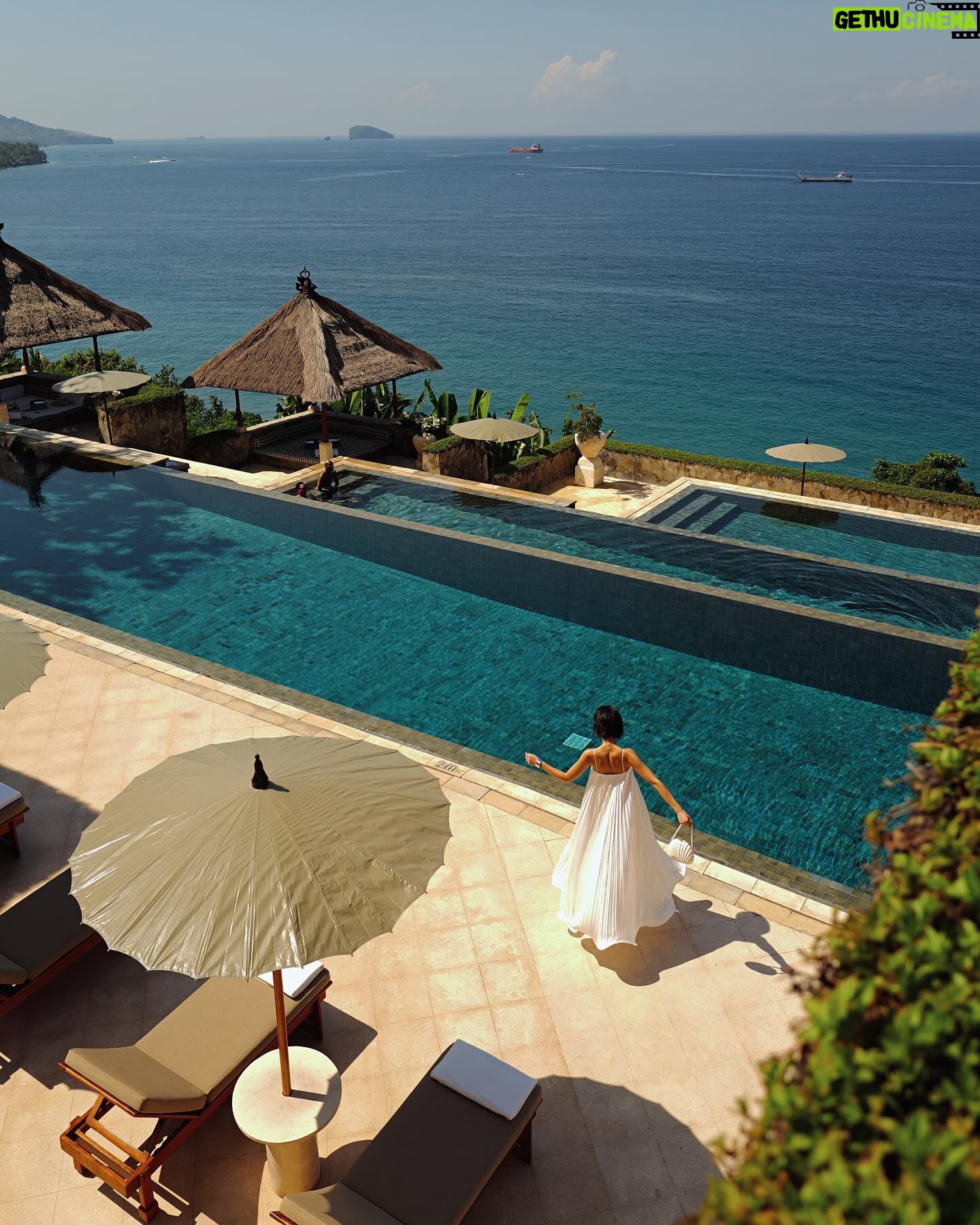 Molly Chiang Instagram - @Amankila in Bali is simply paradise! 🦋🩵🤍 #Amankila #AmanResorts #AmanAdventures #Amanfoodie #AmanWellness #TheSpiritofAman - 還是要有平面美照吧?🥹🤍🩵 對吧🤣 誰是剛剛在廣播區有幫我選封面的? 你們選的是現在這張嗎😆 通常事先知道出國要去的地點之前 一定要先找到能夠符合當地景點的服裝😂 抵達Amankila 之前研究了這裡整體的建築色系風格 重頭戲的泳池讓我第一時間決定要準備白色洋裝🤭 藍色泳池配上蔚藍海岸跟天空 Amankila 的泳池建築設計主要又以自然色系為主 如淺褐色、米白色和淺灰色等等… 這些色彩跟峇里島的自然環境相融合 營造出一種融洽和諧的氛圍 我自己覺得大家日後有機會來的話 穿白色、米色系都蠻適合在這個泳池拍🤍 至於這個泳池什麼時間點拍光線最對? 就是大概上午九點到中午前拍為最最佳 光線這個時候都會照到整個泳池 大家來的話可以吃完早餐直接來拍最好看 一張好看的照片光線真的很重要 所以每次到一個地方或飯店的時候 我都會先打開指南針App看方位看光的位置😂 就可以安排好要什麼時間點拍什麼地方了🫶🏾 明天要來分享 @Amankila 很厲害的一個行程😏 敬請期待🫶🏾