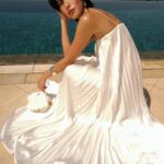 Molly Chiang Instagram - @Amankila in Bali is simply paradise! 🦋🩵🤍 #Amankila #AmanResorts #AmanAdventures #Amanfoodie #AmanWellness #TheSpiritofAman - 還是要有平面美照吧？🥹🤍🩵 對吧🤣 誰是剛剛在廣播區有幫我選封面的？ 你們選的是現在這張嗎😆 通常事先知道出國要去的地點之前 一定要先找到能夠符合當地景點的服裝😂 抵達Amankila 之前研究了這裡整體的建築色系風格 重頭戲的泳池讓我第一時間決定要準備白色洋裝🤭 藍色泳池配上蔚藍海岸跟天空 Amankila 的泳池建築設計主要又以自然色系為主 如淺褐色、米白色和淺灰色等等… 這些色彩跟峇里島的自然環境相融合 營造出一種融洽和諧的氛圍 我自己覺得大家日後有機會來的話 穿白色、米色系都蠻適合在這個泳池拍🤍 至於這個泳池什麼時間點拍光線最對？ 就是大概上午九點到中午前拍為最最佳 光線這個時候都會照到整個泳池 大家來的話可以吃完早餐直接來拍最好看 一張好看的照片光線真的很重要 所以每次到一個地方或飯店的時候 我都會先打開指南針App看方位看光的位置😂 就可以安排好要什麼時間點拍什麼地方了🫶🏾 明天要來分享 @Amankila 很厲害的一個行程😏 敬請期待🫶🏾