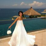 Molly Chiang Instagram - @Amankila in Bali is simply paradise! 🦋🩵🤍 #Amankila #AmanResorts #AmanAdventures #Amanfoodie #AmanWellness #TheSpiritofAman - 還是要有平面美照吧？🥹🤍🩵 對吧🤣 誰是剛剛在廣播區有幫我選封面的？ 你們選的是現在這張嗎😆 通常事先知道出國要去的地點之前 一定要先找到能夠符合當地景點的服裝😂 抵達Amankila 之前研究了這裡整體的建築色系風格 重頭戲的泳池讓我第一時間決定要準備白色洋裝🤭 藍色泳池配上蔚藍海岸跟天空 Amankila 的泳池建築設計主要又以自然色系為主 如淺褐色、米白色和淺灰色等等… 這些色彩跟峇里島的自然環境相融合 營造出一種融洽和諧的氛圍 我自己覺得大家日後有機會來的話 穿白色、米色系都蠻適合在這個泳池拍🤍 至於這個泳池什麼時間點拍光線最對？ 就是大概上午九點到中午前拍為最最佳 光線這個時候都會照到整個泳池 大家來的話可以吃完早餐直接來拍最好看 一張好看的照片光線真的很重要 所以每次到一個地方或飯店的時候 我都會先打開指南針App看方位看光的位置😂 就可以安排好要什麼時間點拍什麼地方了🫶🏾 明天要來分享 @Amankila 很厲害的一個行程😏 敬請期待🫶🏾