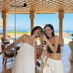 Molly Chiang Instagram - @Amankila in Bali is simply paradise! 🦋🩵🤍 #Amankila #AmanResorts #AmanAdventures #Amanfoodie #AmanWellness #TheSpiritofAman - 還是要有平面美照吧？🥹🤍🩵 對吧🤣 誰是剛剛在廣播區有幫我選封面的？ 你們選的是現在這張嗎😆 通常事先知道出國要去的地點之前 一定要先找到能夠符合當地景點的服裝😂 抵達Amankila 之前研究了這裡整體的建築色系風格 重頭戲的泳池讓我第一時間決定要準備白色洋裝🤭 藍色泳池配上蔚藍海岸跟天空 Amankila 的泳池建築設計主要又以自然色系為主 如淺褐色、米白色和淺灰色等等… 這些色彩跟峇里島的自然環境相融合 營造出一種融洽和諧的氛圍 我自己覺得大家日後有機會來的話 穿白色、米色系都蠻適合在這個泳池拍🤍 至於這個泳池什麼時間點拍光線最對？ 就是大概上午九點到中午前拍為最最佳 光線這個時候都會照到整個泳池 大家來的話可以吃完早餐直接來拍最好看 一張好看的照片光線真的很重要 所以每次到一個地方或飯店的時候 我都會先打開指南針App看方位看光的位置😂 就可以安排好要什麼時間點拍什麼地方了🫶🏾 明天要來分享 @Amankila 很厲害的一個行程😏 敬請期待🫶🏾