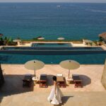 Molly Chiang Instagram - @Amankila in Bali is simply paradise! 🦋🩵🤍 #Amankila #AmanResorts #AmanAdventures #Amanfoodie #AmanWellness #TheSpiritofAman - 還是要有平面美照吧？🥹🤍🩵 對吧🤣 誰是剛剛在廣播區有幫我選封面的？ 你們選的是現在這張嗎😆 通常事先知道出國要去的地點之前 一定要先找到能夠符合當地景點的服裝😂 抵達Amankila 之前研究了這裡整體的建築色系風格 重頭戲的泳池讓我第一時間決定要準備白色洋裝🤭 藍色泳池配上蔚藍海岸跟天空 Amankila 的泳池建築設計主要又以自然色系為主 如淺褐色、米白色和淺灰色等等… 這些色彩跟峇里島的自然環境相融合 營造出一種融洽和諧的氛圍 我自己覺得大家日後有機會來的話 穿白色、米色系都蠻適合在這個泳池拍🤍 至於這個泳池什麼時間點拍光線最對？ 就是大概上午九點到中午前拍為最最佳 光線這個時候都會照到整個泳池 大家來的話可以吃完早餐直接來拍最好看 一張好看的照片光線真的很重要 所以每次到一個地方或飯店的時候 我都會先打開指南針App看方位看光的位置😂 就可以安排好要什麼時間點拍什麼地方了🫶🏾 明天要來分享 @Amankila 很厲害的一個行程😏 敬請期待🫶🏾