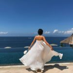 Molly Chiang Instagram - @Amankila in Bali is simply paradise! 🦋🩵🤍 #Amankila #AmanResorts #AmanAdventures #Amanfoodie #AmanWellness #TheSpiritofAman - 還是要有平面美照吧？🥹🤍🩵 對吧🤣 誰是剛剛在廣播區有幫我選封面的？ 你們選的是現在這張嗎😆 通常事先知道出國要去的地點之前 一定要先找到能夠符合當地景點的服裝😂 抵達Amankila 之前研究了這裡整體的建築色系風格 重頭戲的泳池讓我第一時間決定要準備白色洋裝🤭 藍色泳池配上蔚藍海岸跟天空 Amankila 的泳池建築設計主要又以自然色系為主 如淺褐色、米白色和淺灰色等等… 這些色彩跟峇里島的自然環境相融合 營造出一種融洽和諧的氛圍 我自己覺得大家日後有機會來的話 穿白色、米色系都蠻適合在這個泳池拍🤍 至於這個泳池什麼時間點拍光線最對？ 就是大概上午九點到中午前拍為最最佳 光線這個時候都會照到整個泳池 大家來的話可以吃完早餐直接來拍最好看 一張好看的照片光線真的很重要 所以每次到一個地方或飯店的時候 我都會先打開指南針App看方位看光的位置😂 就可以安排好要什麼時間點拍什麼地方了🫶🏾 明天要來分享 @Amankila 很厲害的一個行程😏 敬請期待🫶🏾