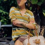Molly Chiang Instagram - MiuMiu girl in Bali ✨💚🧡🖤 #miumiu @miumiu - 在峇里島買到的戰利品讓我心情整個變彩色起來 心情快樂到跟今天的穿搭一樣繽紛樂😂 就是我掛在包包上的螃蟹 章魚編織娃娃掛飾🥹❤️ 這個掛飾是我在 @Amankila 禮品店買到的 當時看到被這個可愛到心臟漏一拍（好浮誇） 太有趣太可愛的掛飾了！！！ 而且掛在這顆MiuMiu包上面顏色有夠配耶？ 毫無違和🤣 你們說是不是超可愛！ 你們喜歡螃蟹還是章魚的？ 另一個超愛的戰利品 就是脖子跟手上的小花項鍊跟手鍊 這個就是峇里島市集的飾品攤販買到的 大家如果去峇里島有逛一些市集 可以都看看有沒有 還有很多顏色的 我自己買了白色跟薄荷綠💚☺️ 在峇里島還是要來點色彩的搭配🥹 自己好喜歡這組照片的配色 吃早餐的時候看到這面藍色的牆壁就覺得應該很適合配我這套拍💙😍 喜歡這套嗎😙