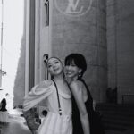 Molly Chiang Instagram - Last night‘s LV Day1 Welcome Dinner was held at ”Ricardo Bofill The Factory“ in Barcelona. LV always finds historic and locally-distinctive venues to host its brand events, reanimating these spaces with its signature elements and creating a truly captivating experience for all.✨🌹🕯️ #LVCRUISE25 @louisvuitton - #最後有巴塞隆納排隊蛋糕吃播開箱 關於昨晚的LV Day1 Welcome Dinner 晚宴地點辦在巴塞隆納的《Ricardo bofill the factory》 這裡竟然是一個廢棄的水泥工廠 建築師瑞卡多·博菲爾把這個產業遺址改造成一個住宅和辦公空間的複合體 現在這裡已經成為巴塞隆納市區的一個標誌性地標 也被認為是現代建築再利用遺產的典範案例之一 體現了建築的永續性和再生性 參與LV很多次活動 真心覺得LV總是能夠發掘具有歷史感和地域特色的場景 再在這裡打造出別具一格的品牌活動 不管是在城市中的隱匿角落 或是偏僻的鄉野之間 LV總能找到這些富有內在魅力的所在 再重新賦予它們全新的生命 將品牌元素跟這些場地的歷史文脈相融合 為我們所有人帶來既耳目一新的體驗✨ 你們不覺得真的很用心很會嗎😍 然後昨天出發晚餐以前 在房間開箱了巴塞隆納排隊熱門甜點《JONCAKE》 我們前一天先在網路上預訂 這樣就可以不用排隊直接隔天店上領取 （但預訂需要當地手機號碼收驗證碼） 吃完的感想就是我影片說的那樣 有人也吃過嗎？ 真的是很認真很有水準的起司😂😂😂（？） 還有什麼推薦的甜點嗎？ 好想吃什麼開心果口味的甜點喔🥹