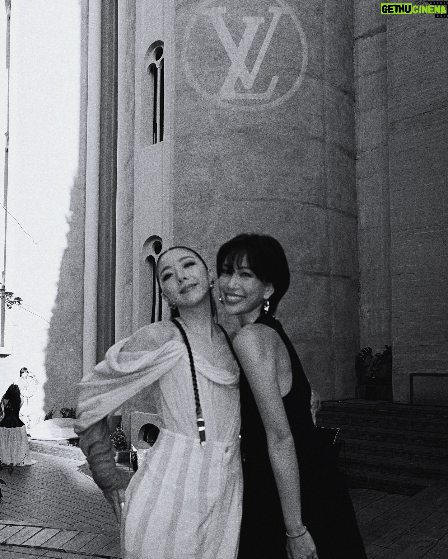 Molly Chiang Instagram - Last night‘s LV Day1 Welcome Dinner was held at ”Ricardo Bofill The Factory“ in Barcelona. LV always finds historic and locally-distinctive venues to host its brand events, reanimating these spaces with its signature elements and creating a truly captivating experience for all.✨🌹🕯️ #LVCRUISE25 @louisvuitton - #最後有巴塞隆納排隊蛋糕吃播開箱 關於昨晚的LV Day1 Welcome Dinner 晚宴地點辦在巴塞隆納的《Ricardo bofill the factory》 這裡竟然是一個廢棄的水泥工廠 建築師瑞卡多·博菲爾把這個產業遺址改造成一個住宅和辦公空間的複合體 現在這裡已經成為巴塞隆納市區的一個標誌性地標 也被認為是現代建築再利用遺產的典範案例之一 體現了建築的永續性和再生性 參與LV很多次活動 真心覺得LV總是能夠發掘具有歷史感和地域特色的場景 再在這裡打造出別具一格的品牌活動 不管是在城市中的隱匿角落 或是偏僻的鄉野之間 LV總能找到這些富有內在魅力的所在 再重新賦予它們全新的生命 將品牌元素跟這些場地的歷史文脈相融合 為我們所有人帶來既耳目一新的體驗✨ 你們不覺得真的很用心很會嗎😍 然後昨天出發晚餐以前 在房間開箱了巴塞隆納排隊熱門甜點《JONCAKE》 我們前一天先在網路上預訂 這樣就可以不用排隊直接隔天店上領取 (但預訂需要當地手機號碼收驗證碼) 吃完的感想就是我影片說的那樣 有人也吃過嗎? 真的是很認真很有水準的起司😂😂😂(?) 還有什麼推薦的甜點嗎? 好想吃什麼開心果口味的甜點喔🥹