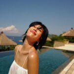 Molly Chiang Instagram - @Amankila in Bali is simply paradise! 🦋🩵🤍 #Amankila #AmanResorts #AmanAdventures #Amanfoodie #AmanWellness #TheSpiritofAman - 還是要有平面美照吧？🥹🤍🩵 對吧🤣 誰是剛剛在廣播區有幫我選封面的？ 你們選的是現在這張嗎😆 通常事先知道出國要去的地點之前 一定要先找到能夠符合當地景點的服裝😂 抵達Amankila 之前研究了這裡整體的建築色系風格 重頭戲的泳池讓我第一時間決定要準備白色洋裝🤭 藍色泳池配上蔚藍海岸跟天空 Amankila 的泳池建築設計主要又以自然色系為主 如淺褐色、米白色和淺灰色等等… 這些色彩跟峇里島的自然環境相融合 營造出一種融洽和諧的氛圍 我自己覺得大家日後有機會來的話 穿白色、米色系都蠻適合在這個泳池拍🤍 至於這個泳池什麼時間點拍光線最對？ 就是大概上午九點到中午前拍為最最佳 光線這個時候都會照到整個泳池 大家來的話可以吃完早餐直接來拍最好看 一張好看的照片光線真的很重要 所以每次到一個地方或飯店的時候 我都會先打開指南針App看方位看光的位置😂 就可以安排好要什麼時間點拍什麼地方了🫶🏾 明天要來分享 @Amankila 很厲害的一個行程😏 敬請期待🫶🏾
