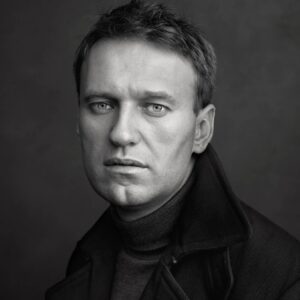 Molly Ringwald Instagram - A great man was murdered by a pathological despot. I can't say I'm surprised but I still feel gutted. My heart is with his beautiful family. 💙History will remember him and his astounding strength and courage. Photo: Martin Schoeller #alexeinavalny