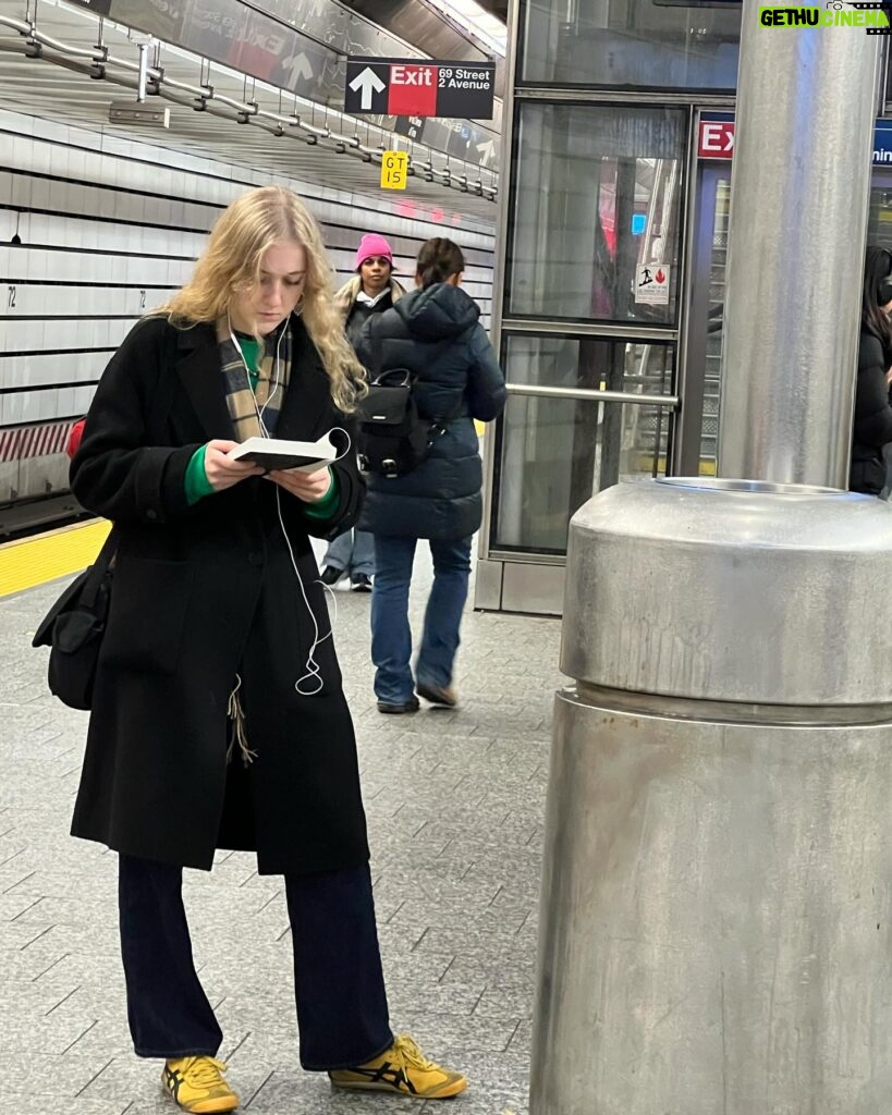 Molly Ringwald Instagram - Pleasing composition #subway #photography #streetphotography
