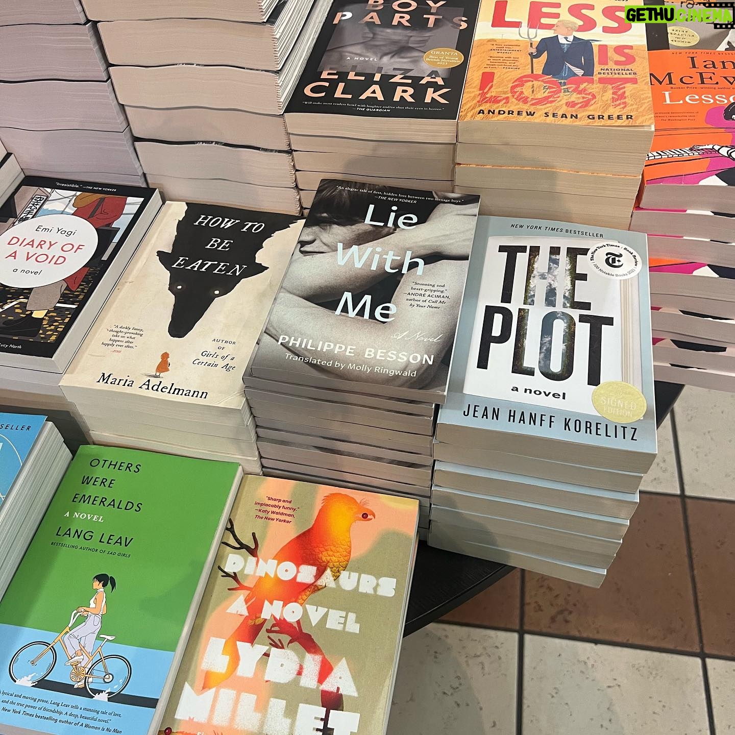 Molly Ringwald Instagram - Very happy to see this paperback greet me at the entrance of B&N!#translation #liewithme