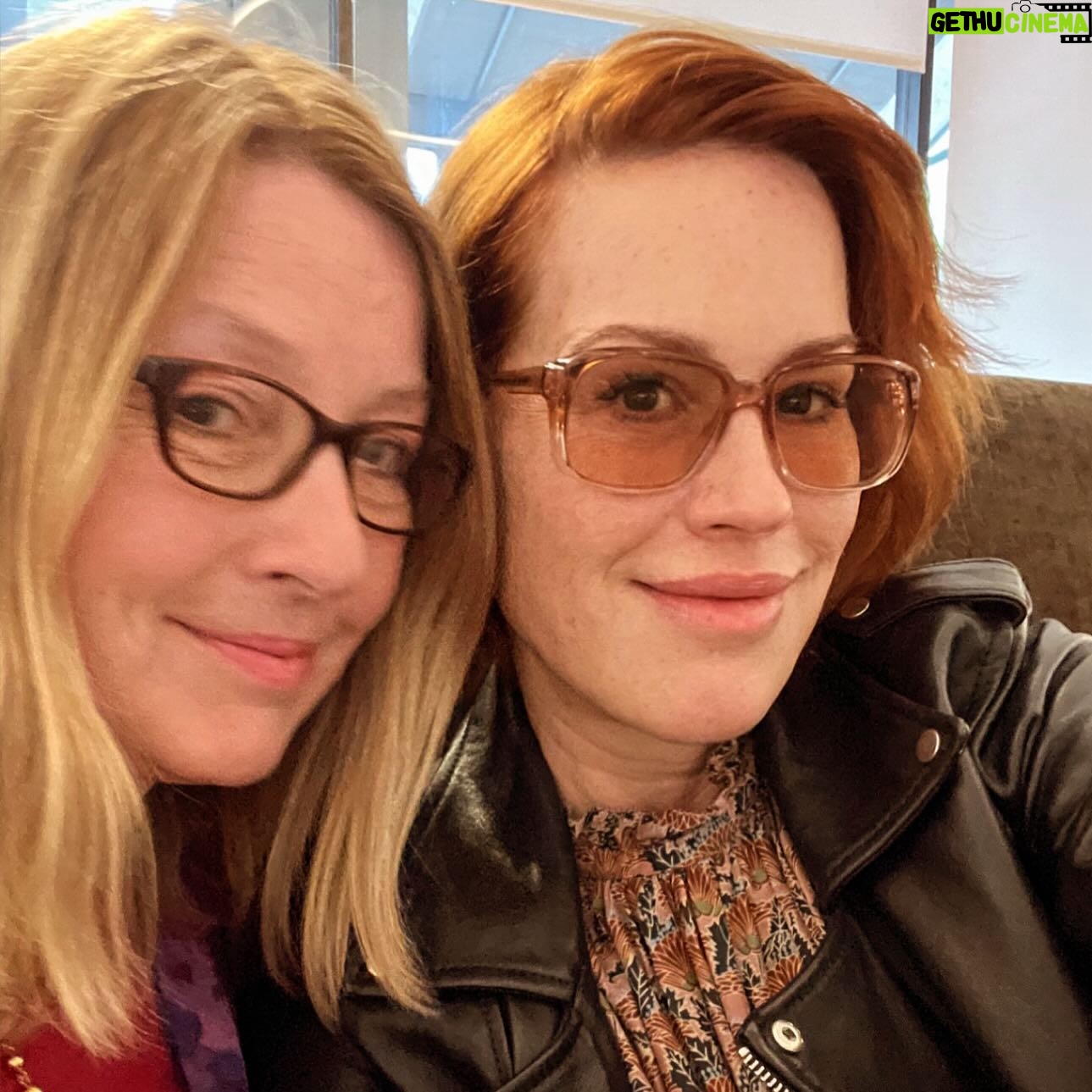 Molly Ringwald Instagram - Always a treat to see the one and only Victoria Leacock! 💜💙💛💚