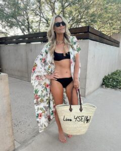 Molly Sims Instagram - Not mommin’ today 😉