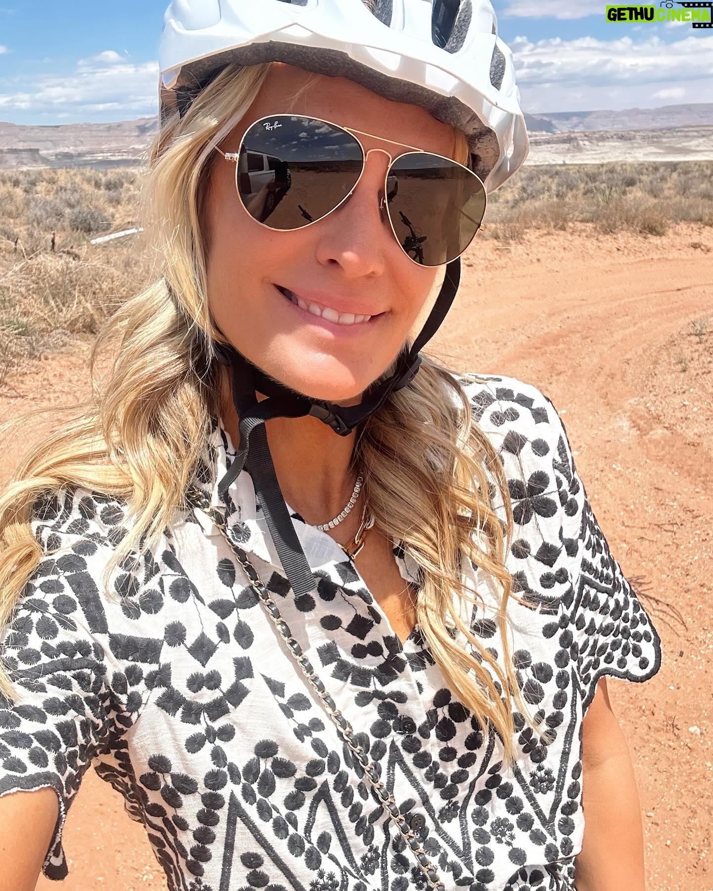 Molly Sims Instagram - Mom and Dad are not mountain bikers⦠(but I am better š¤«)