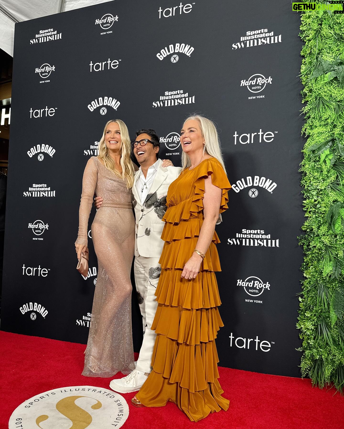 Molly Sims Instagram - Are you really mommin’ if you aren’t live streaming your sons playoff baseball game from the red carpet? 😉 @si_swimsuit last night was legendary 💋