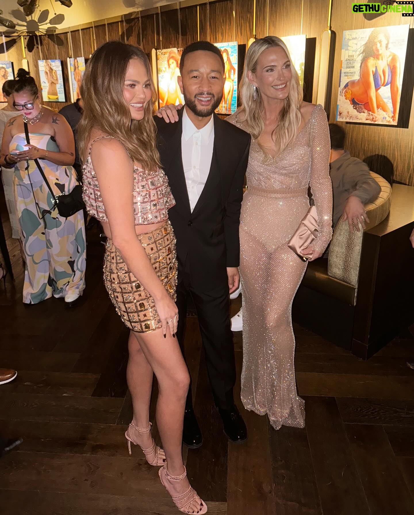 Molly Sims Instagram - Are you really mommin’ if you aren’t live streaming your sons playoff baseball game from the red carpet? 😉 @si_swimsuit last night was legendary 💋