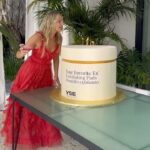 Molly Sims Instagram - Hey everyone, it’s @ysebeauty ‘s birthday 😉 • 4 Years since my manager @nksolaka & @kkreuzy and I came up with the crazy idea for me to start a beauty company • 3 Years since starting to work on product formulation • 2 Years since we got clinicals and saw that this thing is ACTUALLY going to work • 1 Year since we’ve been able to share @ysebeauty with you all. While for you all, YSE has only been one year old. For me it’s been a crazy, wild idea of mine for almost 5. It’s consisted of many long nights, many days going back and forth on products until we make it perfect for you all, and SO many Paloma’s 😜 what makes the chaos of starting your own company worth it - is YOU. Because of you, not only do we have beautiful products, but we have a beautiful community. Being surrounded by women uplifting women is really the root behind why I did it all. All of your guys comments, DMs (yes I read them all 😉), and before/afters… make me truly the happiest. Now, with 365 days behind us, all I can say is, we’re just getting started 😏 and it’s about to be good… like REALLY fricken good. 💋 and yes… my team turned our Best Seller into massive cake for me