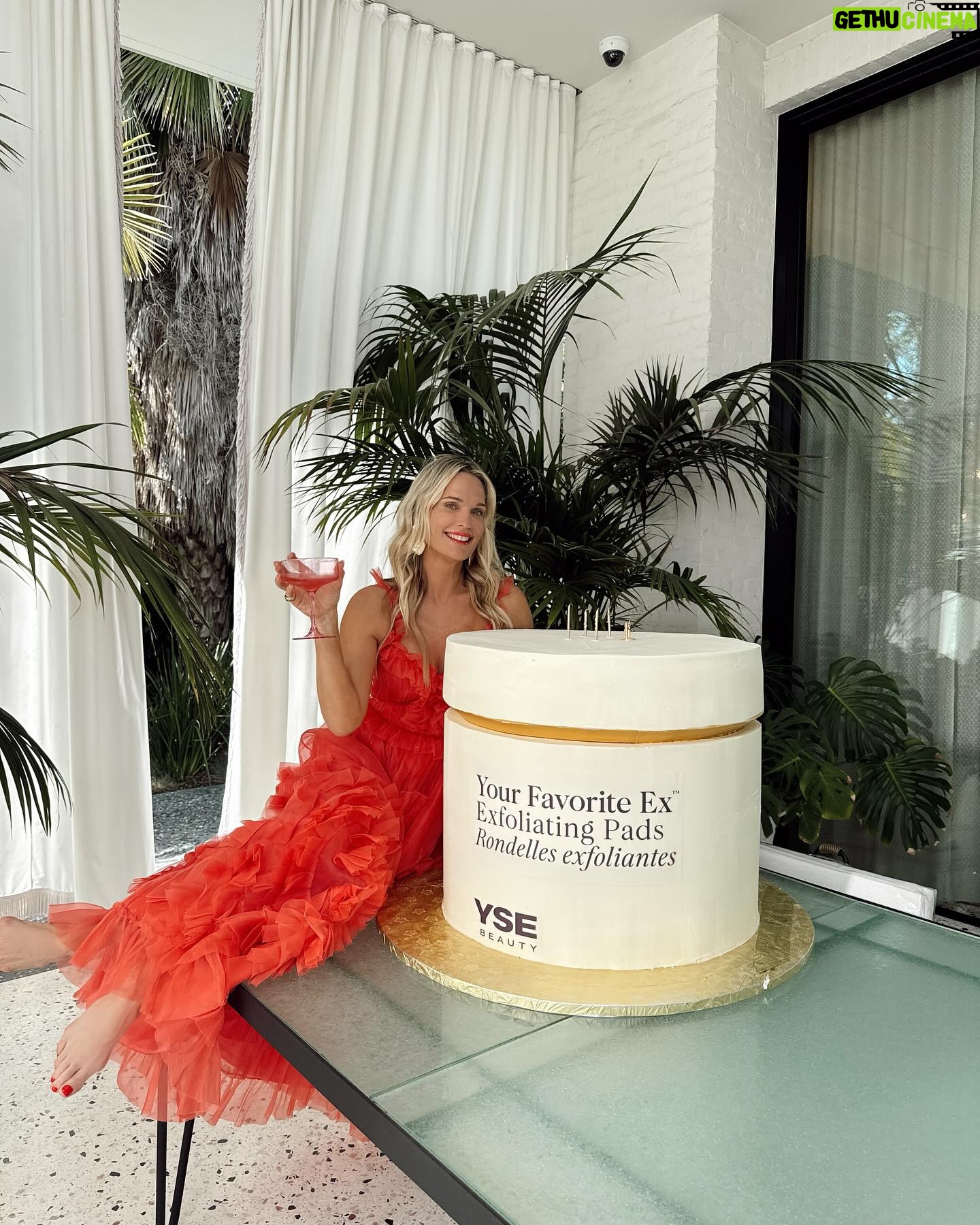 Molly Sims Instagram - Hey everyone, it’s @ysebeauty ‘s birthday 😉 • 4 Years since my manager @nksolaka & @kkreuzy and I came up with the crazy idea for me to start a beauty company • 3 Years since starting to work on product formulation • 2 Years since we got clinicals and saw that this thing is ACTUALLY going to work • 1 Year since we’ve been able to share @ysebeauty with you all. While for you all, YSE has only been one year old. For me it’s been a crazy, wild idea of mine for almost 5. It’s consisted of many long nights, many days going back and forth on products until we make it perfect for you all, and SO many Paloma’s 😜 what makes the chaos of starting your own company worth it - is YOU. Because of you, not only do we have beautiful products, but we have a beautiful community. Being surrounded by women uplifting women is really the root behind why I did it all. All of your guys comments, DMs (yes I read them all 😉), and before/afters… make me truly the happiest. Now, with 365 days behind us, all I can say is, we’re just getting started 😏 and it’s about to be good… like REALLY fricken good. 💋 and yes… my team turned our Best Seller into massive cake for me