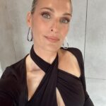 Molly Sims Instagram - How to survive a 24 hour trip to NY… • Listen to Dateline the entire plane ride • Do a 10 minute face roll with my Xtremely Rich Moisturizer • Get a DREAM glam team to recover your jet lag face 😂 @sierraaxo @creightonbowman • Be awarded by @foundermade as the MOST Efficacious Skincare Brand @ysebeauty 😍 • Go see @jeffleatham exhibit which is INSANE • End the night at the American Bar 🍸 Heart is so happy and feeling so grateful. See you in LA by 9AM tomorrow 🫠
