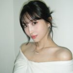 Momo Hirai Instagram - この春にぴったりなTASAKIの SAKURAGOLD ‘balance neo’のイヤリングとネックレス。🤍🤍 @tasaki_intl #TASAKI #TASAKIbalance #SAKURAGOLD #PR #Japan