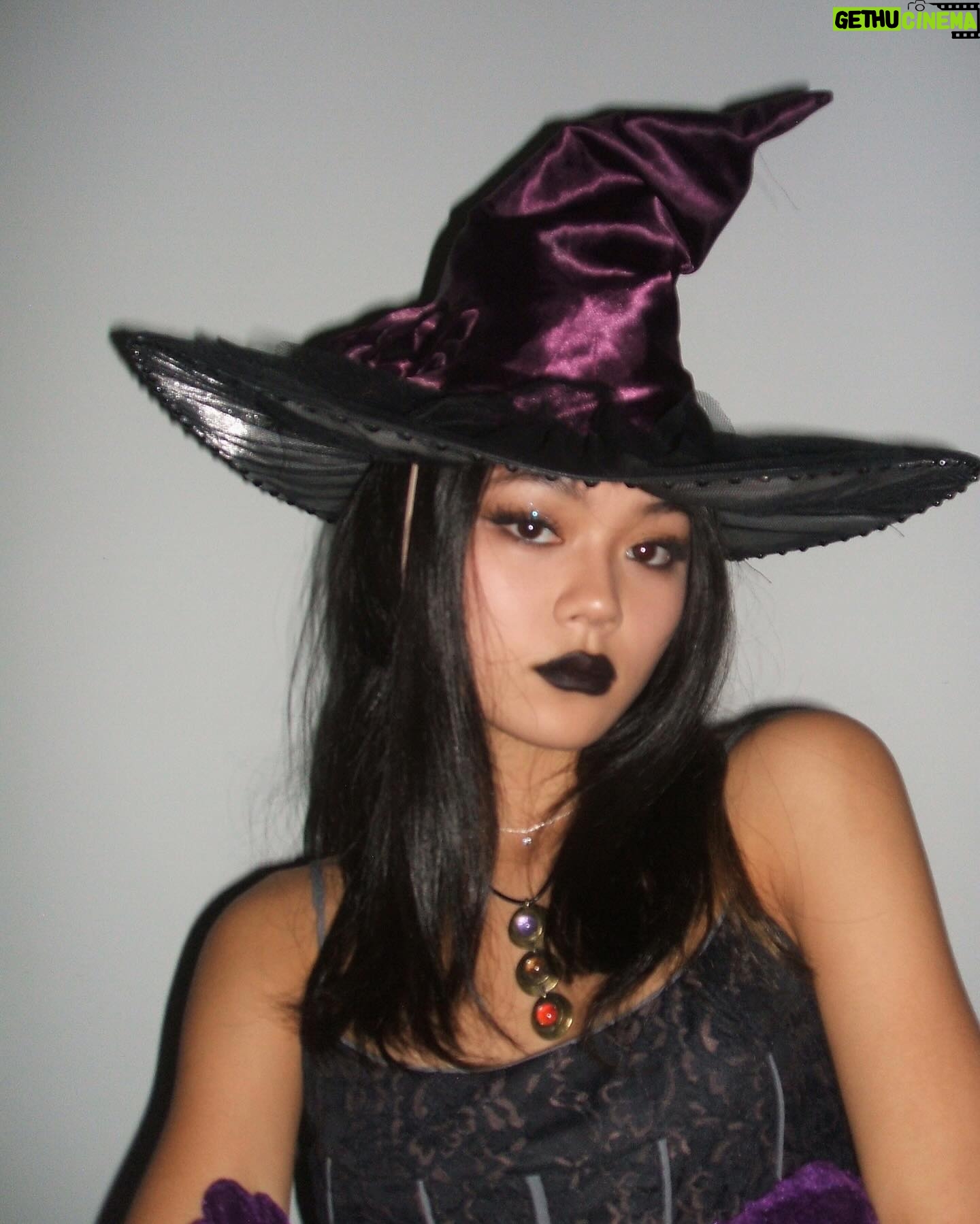 Momona Tamada Instagram - happy haunting 🔮💫