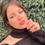 Mona Farouk Instagram - عيد حب سعيد علينا وبرسل باقات الورد والطمانينة لأهلنا واخواتنا في سوريا وتركيا وربنا يصبركم ويحفظكم 🤍🙏🏻🤍