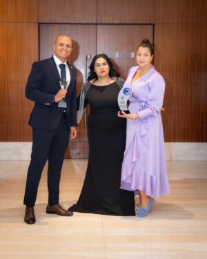 Mona Farouk Instagram - شكرًا الاتحاد العالمي الاكاديمي للتزيين 
علي هذا التكريم الجميل  وشعور جميل وفرحه كبيره شعرت بيها لان التكريم الاول لي  في الامارات دولتي الثانيه 
شكرًا الدكتوره منال حسن @manal.hassan.moh 
@cmacinternational 
وشكر خاص ل شريك النجاح اخويا المحترم @haithamdahab00
#الامارات  #دبي  @dubai 
#dubai  #الامارات_دبي  #الامارت_العربية_المتحدة