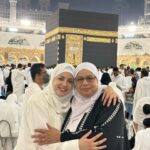 Mona Farouk Instagram – الحمدلله رب العالمين 🤲🏻
من احلي مكان في الدنيا 🕋 مع احلي وحده في الدنيا ماما حبيبتي  بحبك يارب يطول في عمرك ويشفيكي  ويعافيكي ويديكي الصحة  وديما راضيه عني و ربنا يقدرني اسعدك وافرح قلبك طول عمري وياخد من عمري ويزيدك 🤍  #عمره_مقبوله بإذن الله 🤲🏻