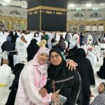 Mona Farouk Instagram – الحمدلله رب العالمين 🤲🏻
من احلي مكان في الدنيا 🕋 مع احلي وحده في الدنيا ماما حبيبتي  بحبك يارب يطول في عمرك ويشفيكي  ويعافيكي ويديكي الصحة  وديما راضيه عني و ربنا يقدرني اسعدك وافرح قلبك طول عمري وياخد من عمري ويزيدك 🤍  #عمره_مقبوله بإذن الله 🤲🏻