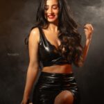 Monami Ghosh Instagram - Light it up.. @neelsaha_styled_by_blue @sayantan_dutta_photography @sunetra__paul @sandip_nag