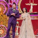 Monami Ghosh Instagram - besides dancing the other part which i loved….today from 5pm only on @starjalsha MY TEAM Beautiful lehenga from @kalighataindia @sayantan_dutta_photography @neelsaha_styled_by_blue @ameeth_dash @i_am_soma13 @abhishekdas198923 @the_marvelous_marshmallow Jewellery @adros_creations