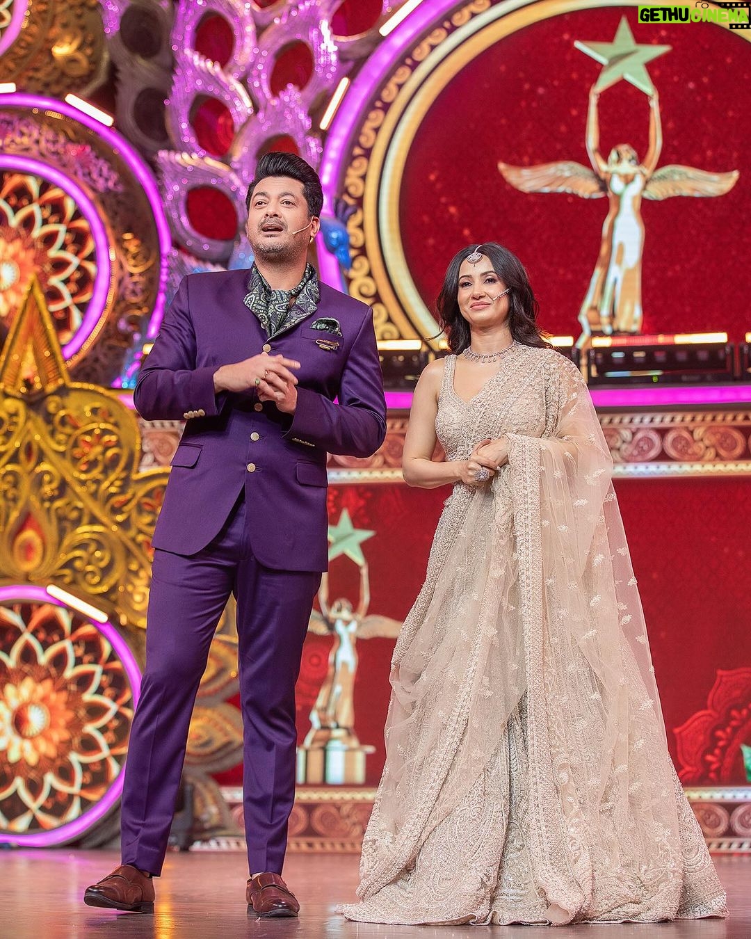 Monami Ghosh Instagram - besides dancing the other part which i loved….today from 5pm only on @starjalsha MY TEAM Beautiful lehenga from @kalighataindia @sayantan_dutta_photography @neelsaha_styled_by_blue @ameeth_dash @i_am_soma13 @abhishekdas198923 @the_marvelous_marshmallow Jewellery @adros_creations