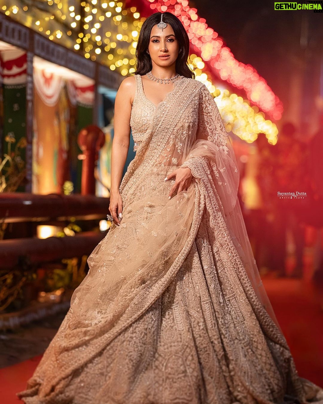Monami Ghosh Instagram - besides dancing the other part which i loved….today from 5pm only on @starjalsha MY TEAM Beautiful lehenga from @kalighataindia @sayantan_dutta_photography @neelsaha_styled_by_blue @ameeth_dash @i_am_soma13 @abhishekdas198923 @the_marvelous_marshmallow Jewellery @adros_creations