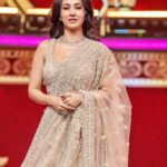 Monami Ghosh Instagram - besides dancing the other part which i loved….today from 5pm only on @starjalsha MY TEAM Beautiful lehenga from @kalighataindia @sayantan_dutta_photography @neelsaha_styled_by_blue @ameeth_dash @i_am_soma13 @abhishekdas198923 @the_marvelous_marshmallow Jewellery @adros_creations