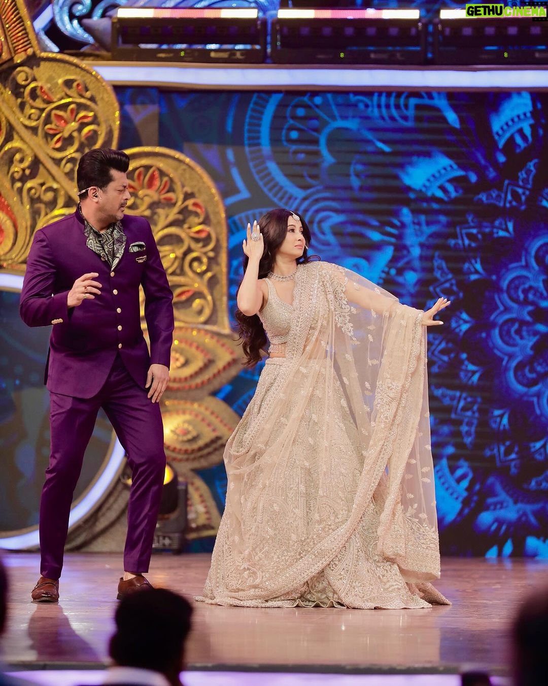 Monami Ghosh Instagram - besides dancing the other part which i loved….today from 5pm only on @starjalsha MY TEAM Beautiful lehenga from @kalighataindia @sayantan_dutta_photography @neelsaha_styled_by_blue @ameeth_dash @i_am_soma13 @abhishekdas198923 @the_marvelous_marshmallow Jewellery @adros_creations
