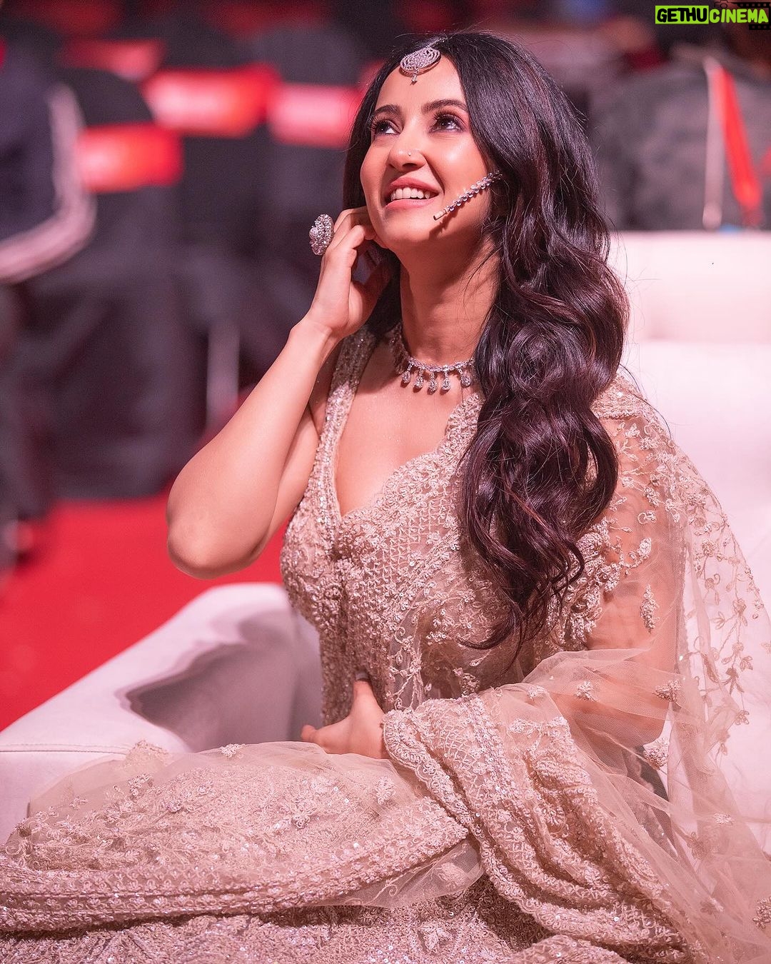 Monami Ghosh Instagram - besides dancing the other part which i loved….today from 5pm only on @starjalsha MY TEAM Beautiful lehenga from @kalighataindia @sayantan_dutta_photography @neelsaha_styled_by_blue @ameeth_dash @i_am_soma13 @abhishekdas198923 @the_marvelous_marshmallow Jewellery @adros_creations