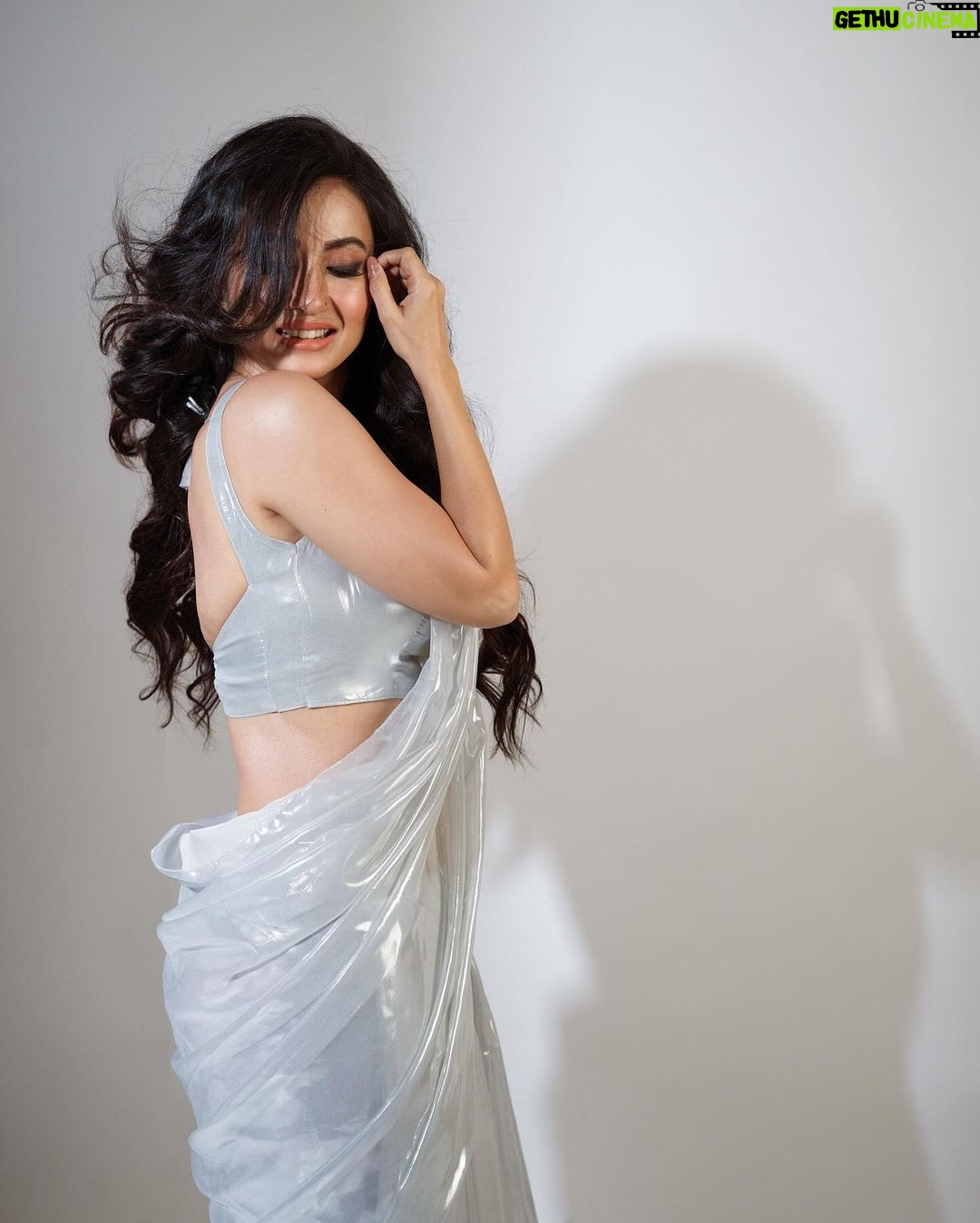 Monami Ghosh Instagram - "It looks like plastic but feels like cotton candy "There are so many enquiries about this material..well i was travelling i saw it n bought it.. i call it "THE SNOW MOON" @priyatoshsinharoy9 @sunetra__paul #priyanka