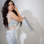 Monami Ghosh Instagram - "It looks like plastic but feels like cotton candy "There are so many enquiries about this material..well i was travelling i saw it n bought it.. i call it "THE SNOW MOON" @priyatoshsinharoy9 @sunetra__paul #priyanka