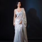 Monami Ghosh Instagram - "It looks like plastic but feels like cotton candy "There are so many enquiries about this material..well i was travelling i saw it n bought it.. i call it "THE SNOW MOON" @priyatoshsinharoy9 @sunetra__paul #priyanka