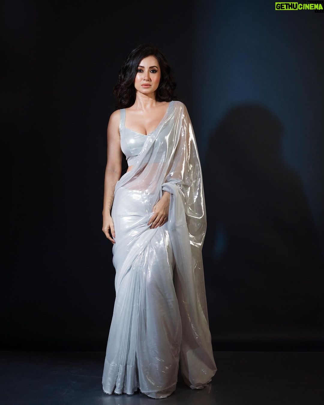 Monami Ghosh Instagram - "It looks like plastic but feels like cotton candy "There are so many enquiries about this material..well i was travelling i saw it n bought it.. i call it "THE SNOW MOON" @priyatoshsinharoy9 @sunetra__paul #priyanka