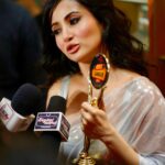 Monami Ghosh Instagram - My team asked: why aren’t you wearing any accessory? I answered : my biggest accessory is on my hand… "BEST MUSIC VIDEO OF THE YEAR" #ottsamman2024 congratulations to the entire team of #ailoumabarite … and thank u @saikat.baruri it wouldn’t have been posbl without yo KOLKATA-কোলকাতা