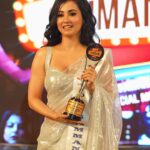 Monami Ghosh Instagram - My team asked: why aren’t you wearing any accessory? I answered : my biggest accessory is on my hand… "BEST MUSIC VIDEO OF THE YEAR" #ottsamman2024 congratulations to the entire team of #ailoumabarite … and thank u @saikat.baruri it wouldn’t have been posbl without yo KOLKATA-কোলকাতা
