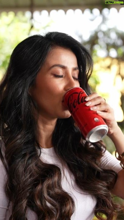Monami Ghosh Instagram - Wintry evenings, crispy chicken strips, and chilled Coke – the perfect trio for a cozy celebration with my besties. 🌟🍗 Here’s to life’s little joys and my #RecipeForMagic.🥤✨ @cocacola_india #RealMagic #CocaColaIndia