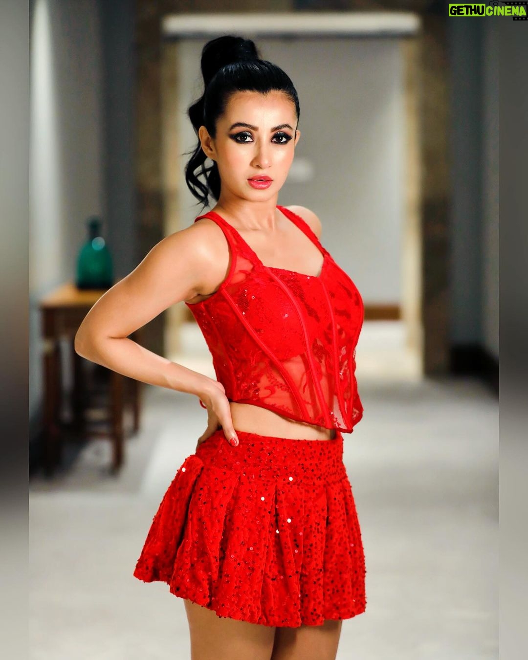 Monami Ghosh Instagram - Tujhko mirchi lagi to mai keya karu…