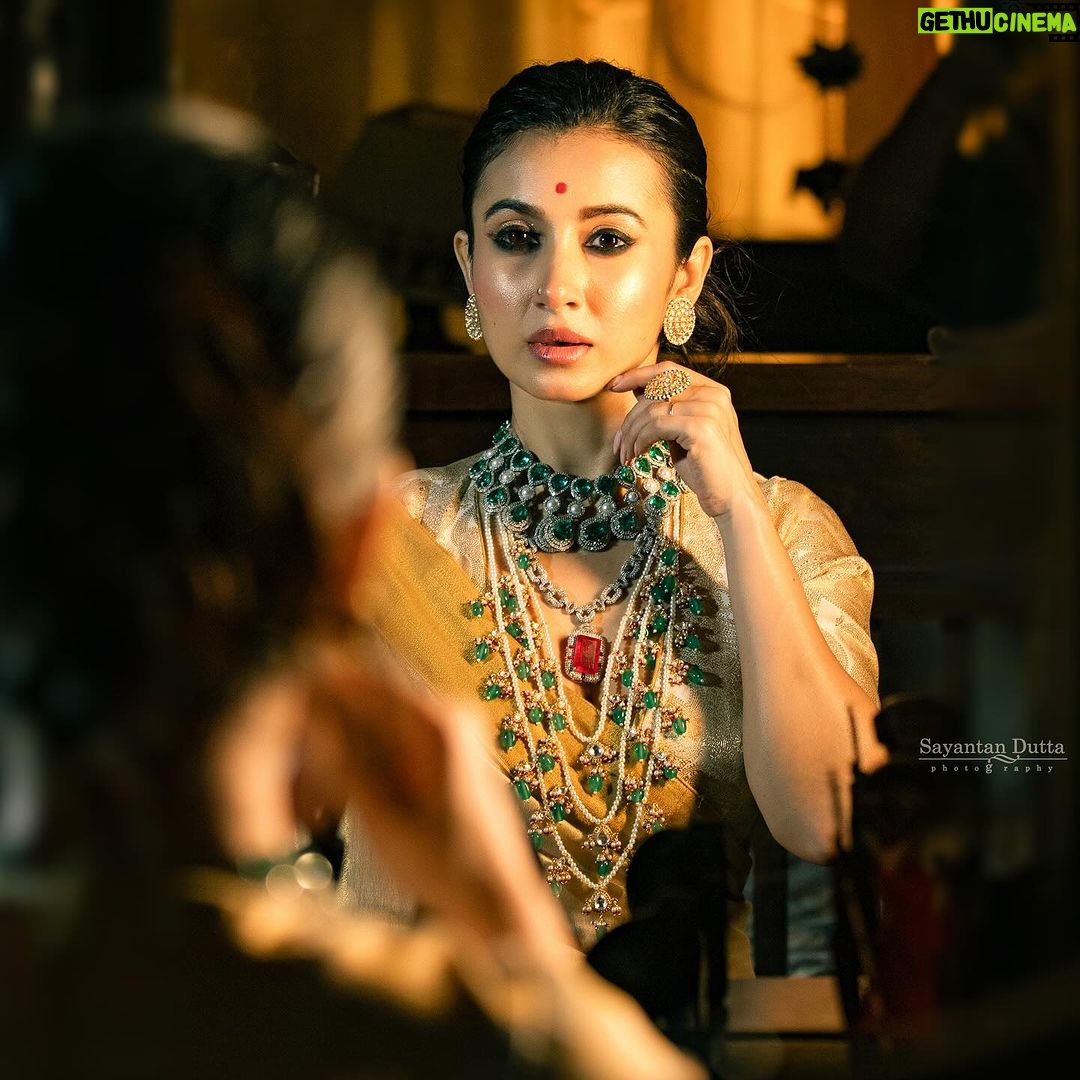 Monami Ghosh Instagram - Do you know any woman other than me who is completely self obsessed? Tag her… Photo @sayantan_dutta_photography Wardrobe @neelsaha_styled_by_blue ds Mkup @sunetra__paul Hair @sandip_nag Jewellery @adros_creations Location @swapno_sandhani