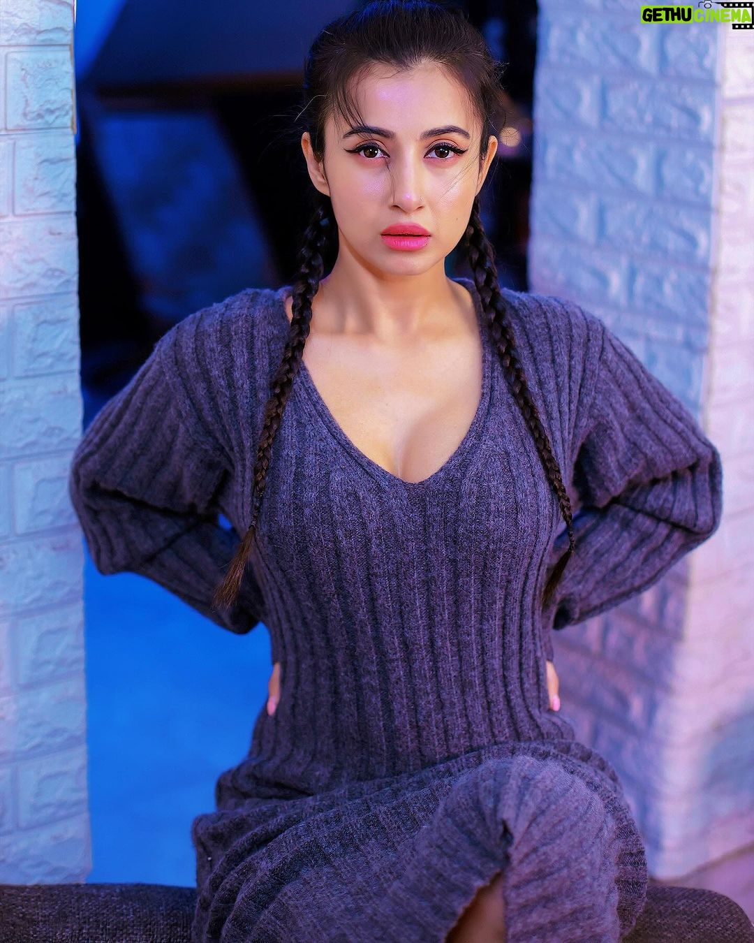 Monami Ghosh Instagram - Big sweaters..good movies.. hot chocolate…on a wintry sunday Wardrobe & styling by #MOMIS