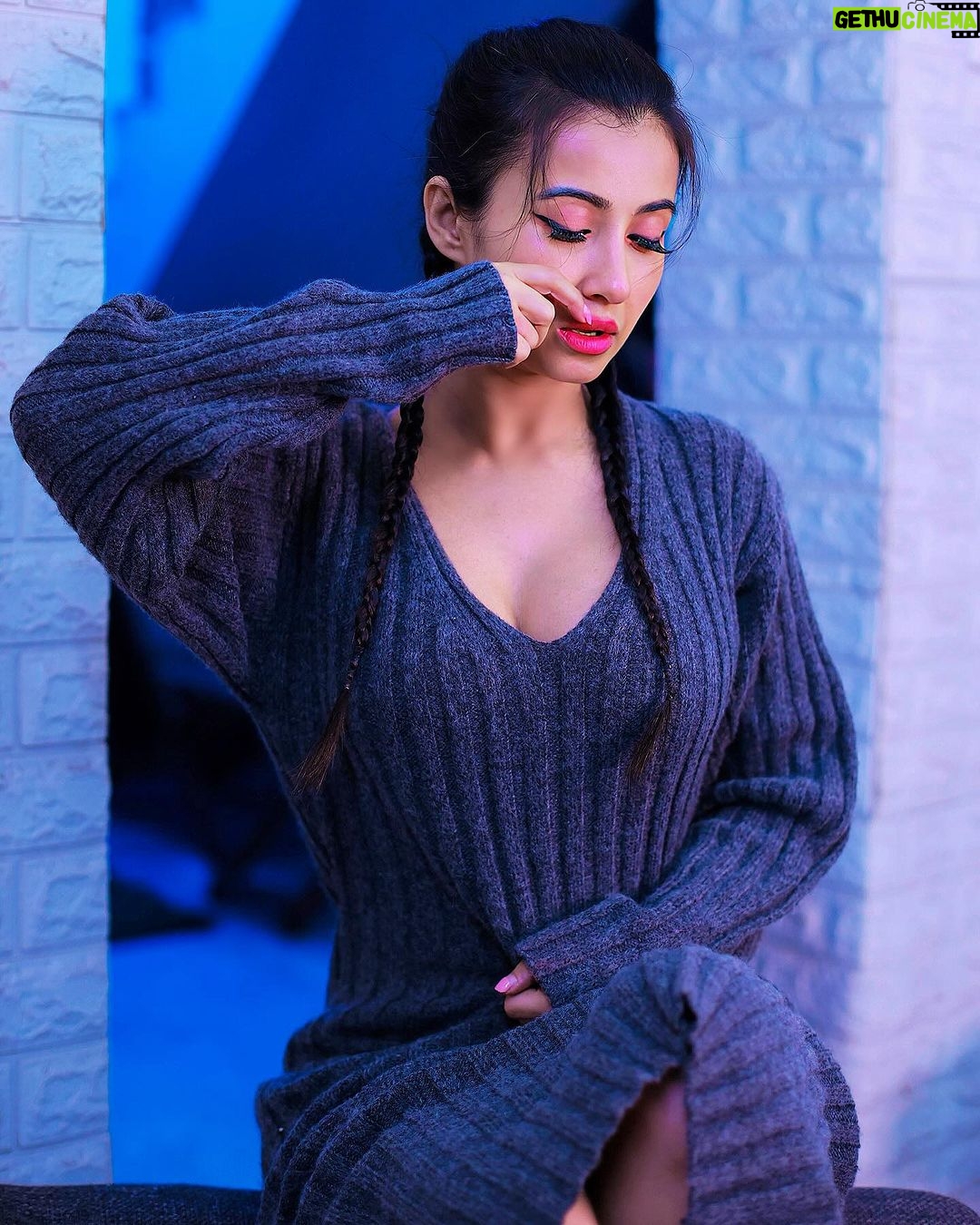 Monami Ghosh Instagram - Big sweaters..good movies.. hot chocolate…on a wintry sunday Wardrobe & styling by #MOMIS