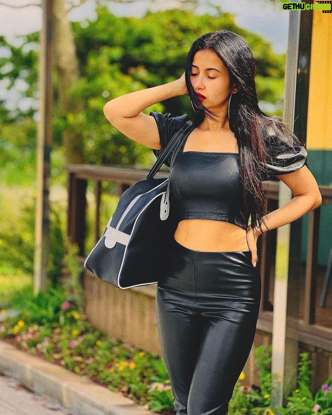 Monami Ghosh Instagram - Sometimes it’s the same u and different outfits and sometimes it’s the same outfit and different tones..