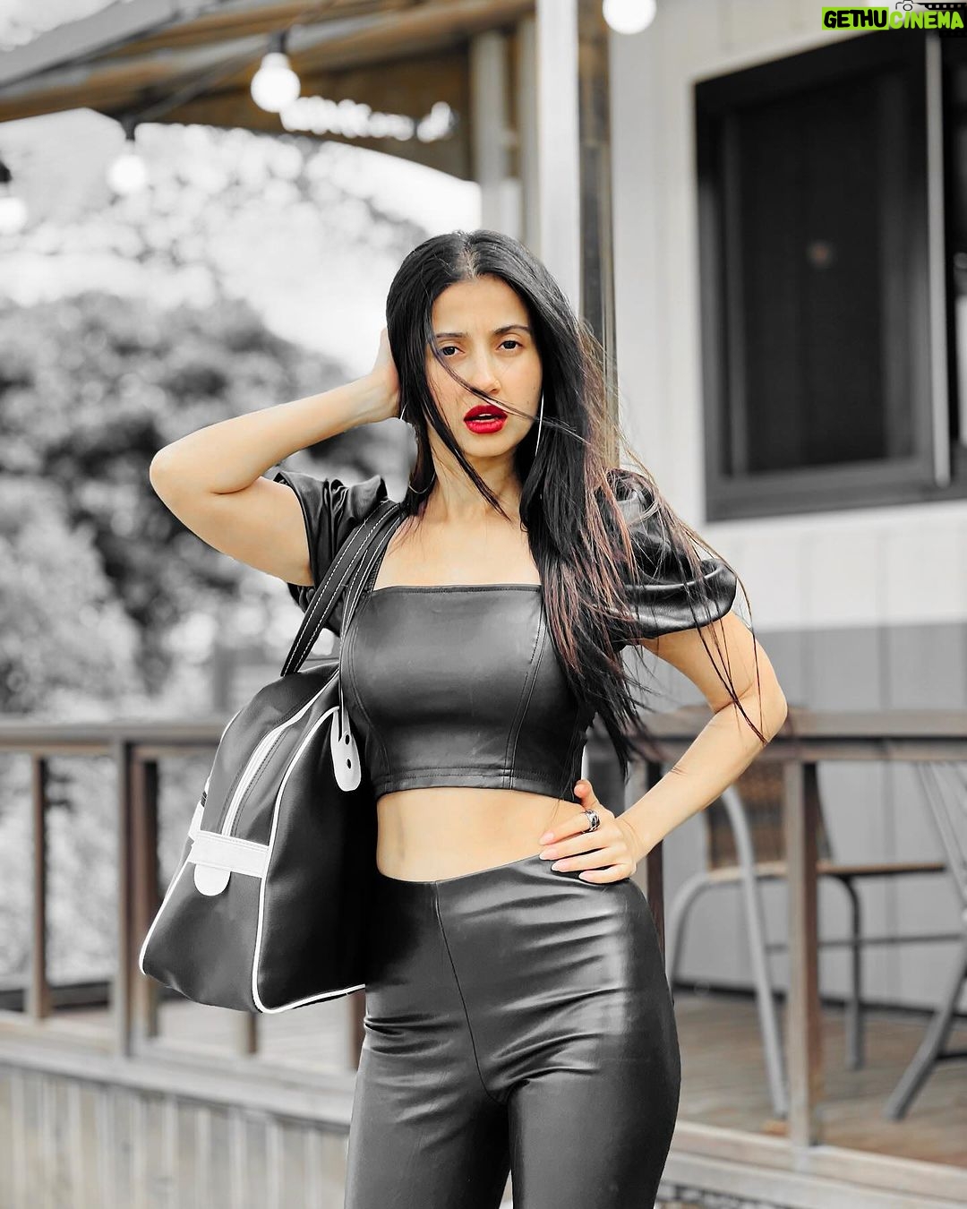 Monami Ghosh Instagram - Sometimes it’s the same u and different outfits and sometimes it’s the same outfit and different tones..