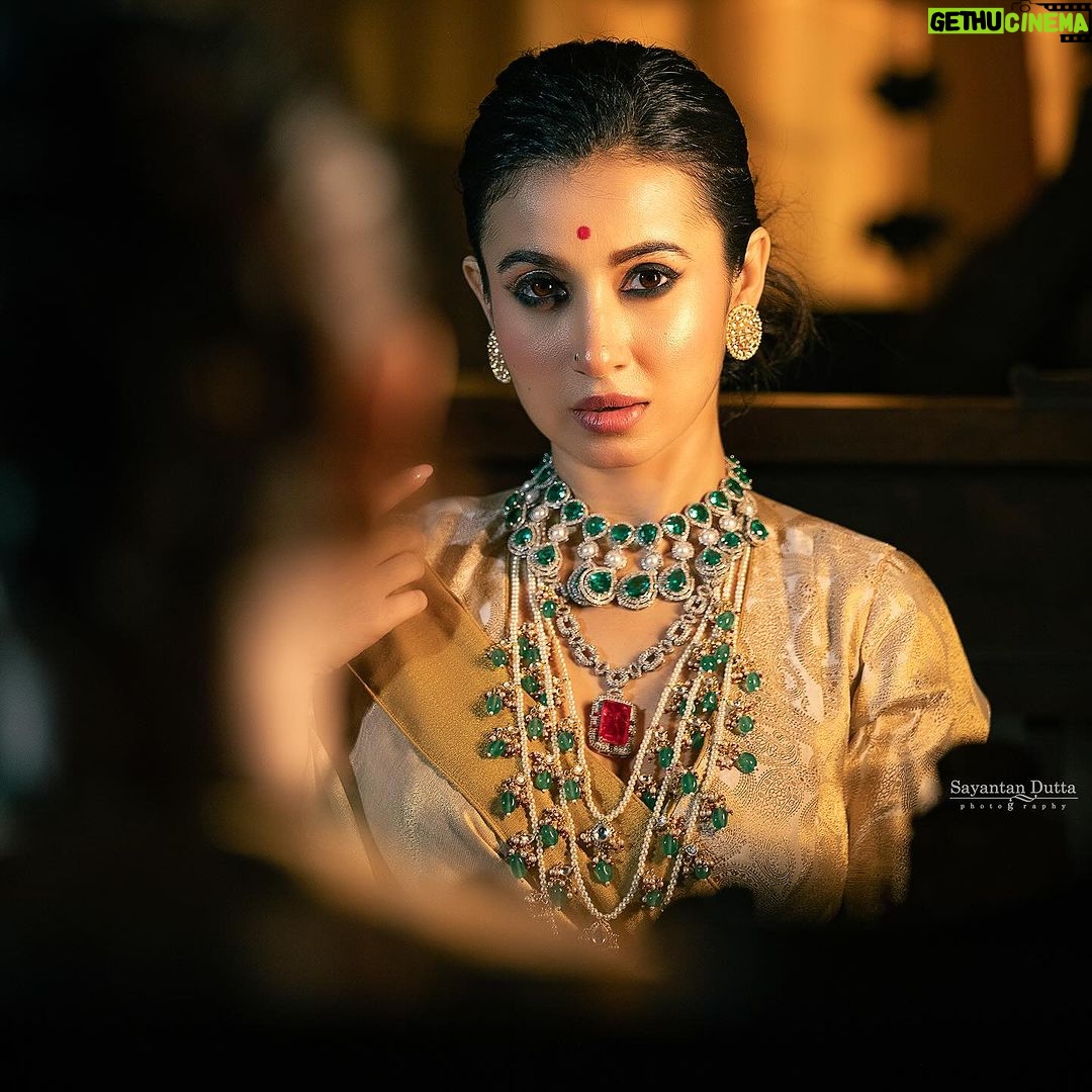 Monami Ghosh Instagram - Do you know any woman other than me who is completely self obsessed? Tag her… Photo @sayantan_dutta_photography Wardrobe @neelsaha_styled_by_blue ds Mkup @sunetra__paul Hair @sandip_nag Jewellery @adros_creations Location @swapno_sandhani
