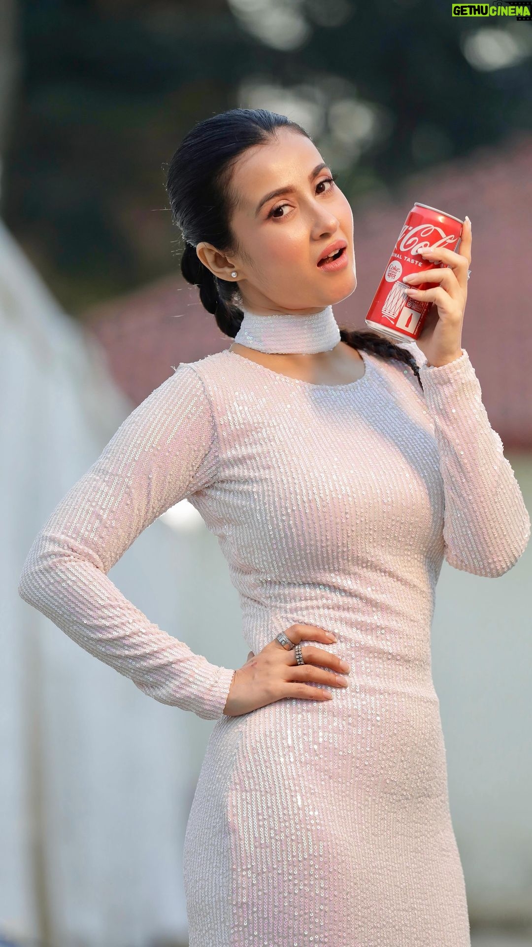 Monami Ghosh Instagram - Holding onto traditional flavours, Kolkata loves to add a touch of fusion to its favourite foods. I am excited to explore delicacies with a fusion twist and a chilled Coke at the Food-E-Fusion pavilion at @cocacola_india ‘s #KolkataIsCooking. 🍲🥤 Get set for unforgettable performances by Amit Trivedi, Euphoria, Fossils & friends, Coke Studio Bangla, and many more amazing artists. 35+ food stalls | 10+ artists | live performances and games | 2 days of Real Magic. 🗓️17th - 18th November 📍 Aquatica Grounds Book your tickets now on Paytm Insider or BookMyShow! 🎟️ #CocaColaIndia #RealMagic